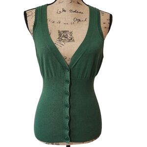 BCBG Max Azaria Silk Blend Green Sleeveless Fitted V-neck Sweater - Medium